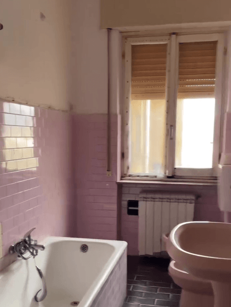 Ванна у квартирі Ванна виконана у рожевих тонах